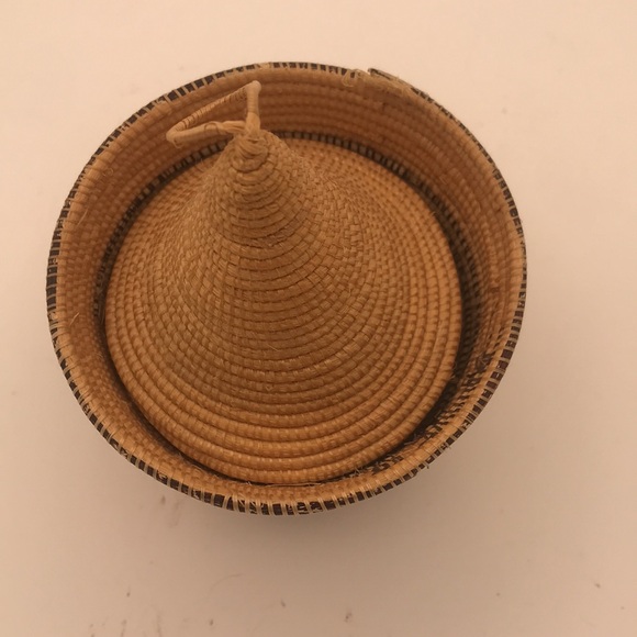 Rwandan Tutsi Nesting Baskets w/ Lids set of 5 - Picture 8 of 11